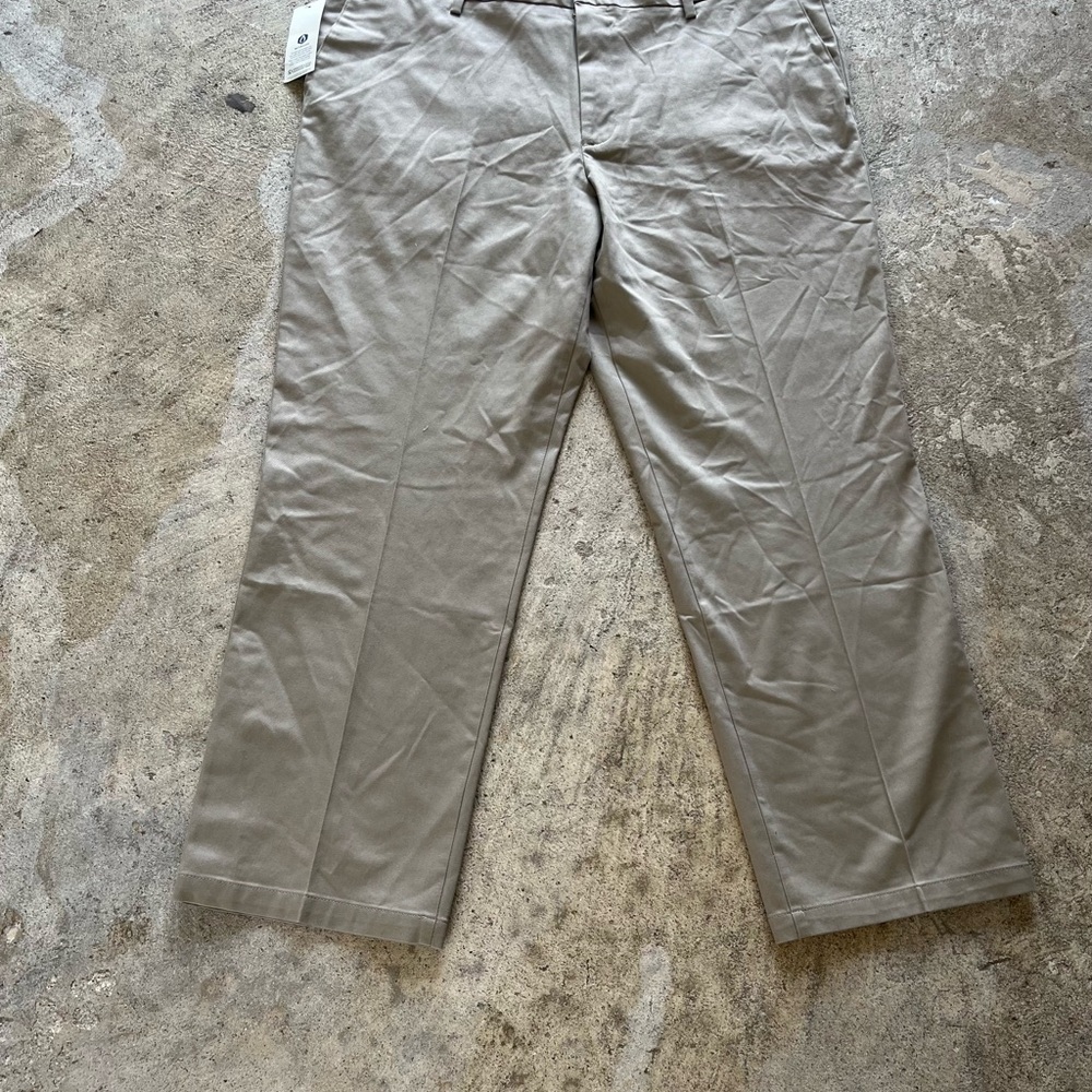 Dockers Men's Chinos in Light Khaki New Size 40 x32